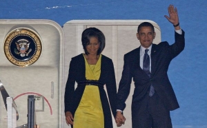 Obama s manželkou vystupuje z letadla na letišti Stansted.